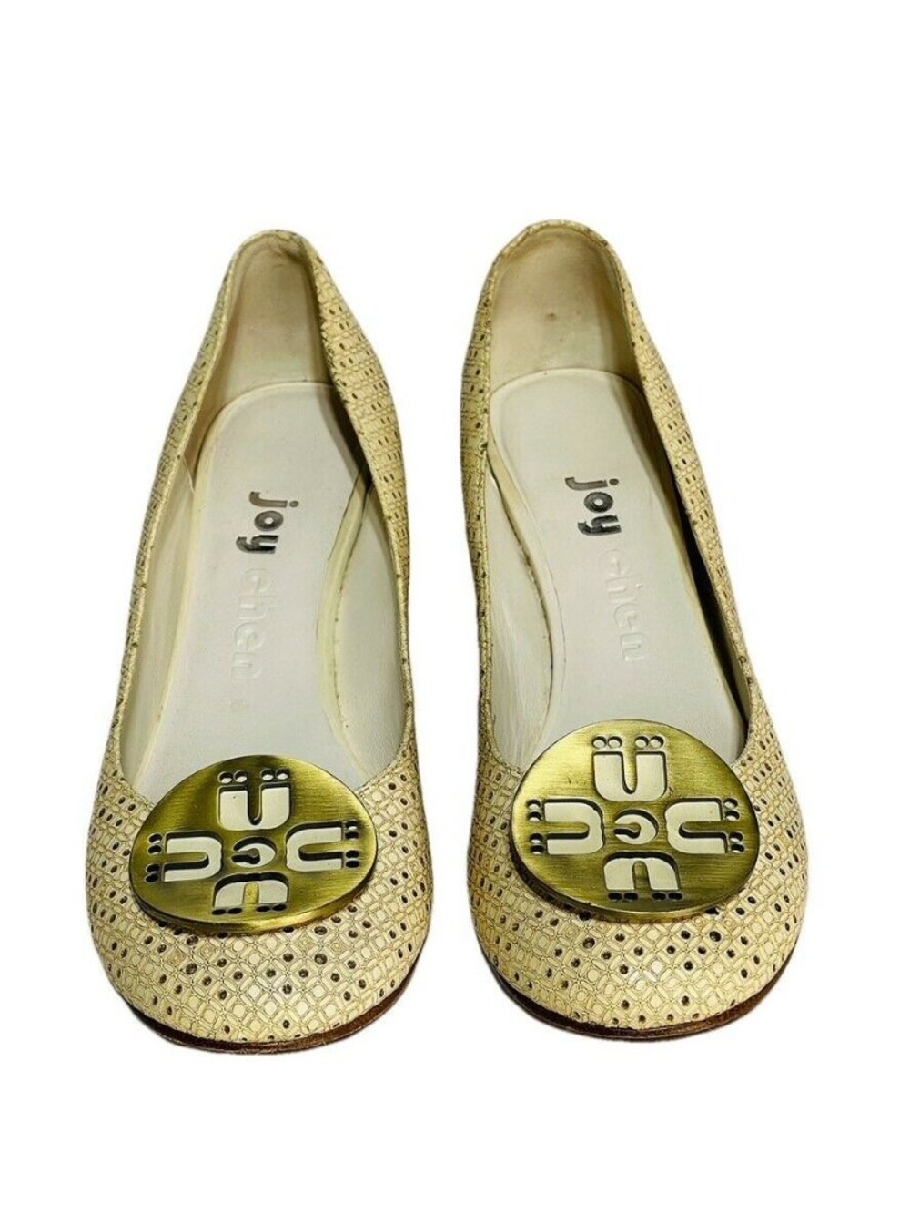 Joy Chen Womens Beige Wedge Shoes Gold Logo Medallion Size 8 - Picture 7 of 13